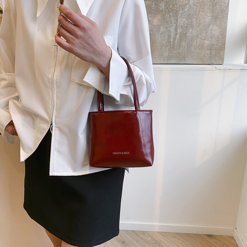 Casual coreano textura simple versátil bolso de viaje de mano de verano 2025 nuevo nicho de diseño de bolso de cubo de mano