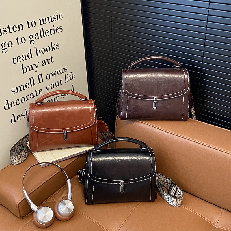 Bagos populares de alta sensación para mujeres 2025, nuevo otoño y invierno retro de banda ancha, bolsos de mano casuales, bolsos de mano.