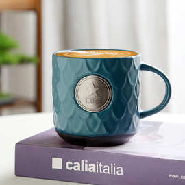 创意铜牌杯星巴风格浮雕鱼鳞纹马克杯 带铜牌LOGO陶瓷杯 批发可定