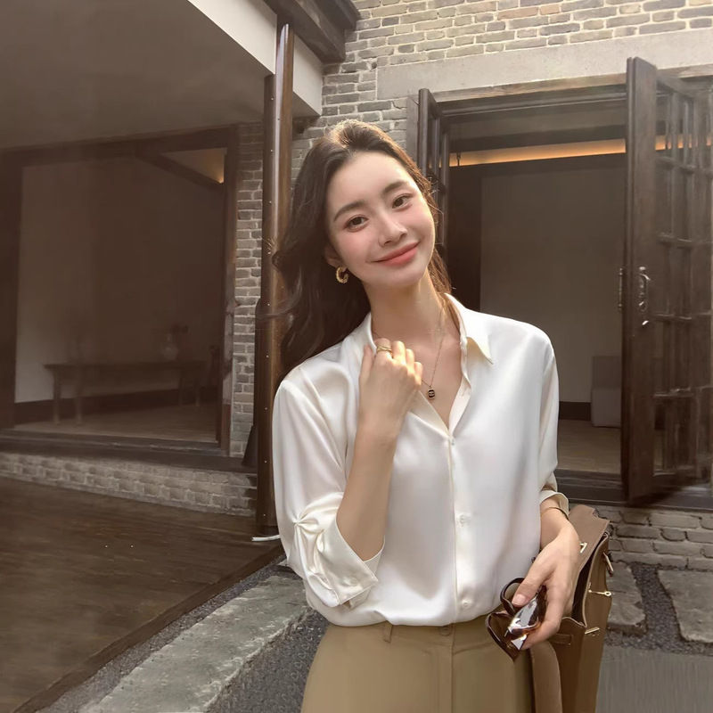 Pusumed High-End Acetate Shirt for Women with a Satin Gloss, Loose Fit, Drapey Feel, Three-Quarter Sleeves, Elegant Commuter Top