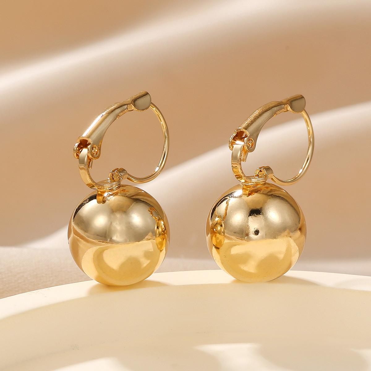 Moderne perleøreringe med kobberfarvede metalclips_voghion.com