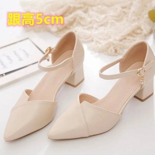 ������Ů�߸�Ь�п�һ�ֿێ��и���Ьƽ�װٴ��n���ɚ�ָ�ŮЬ