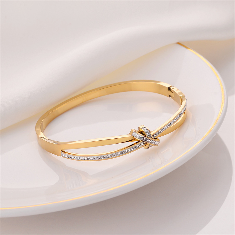 Pulsera de titanio y acero para mujer, diseño moderno y sencillo, pulsera de lujo que no se desvanece, venta al por mayor en stock.