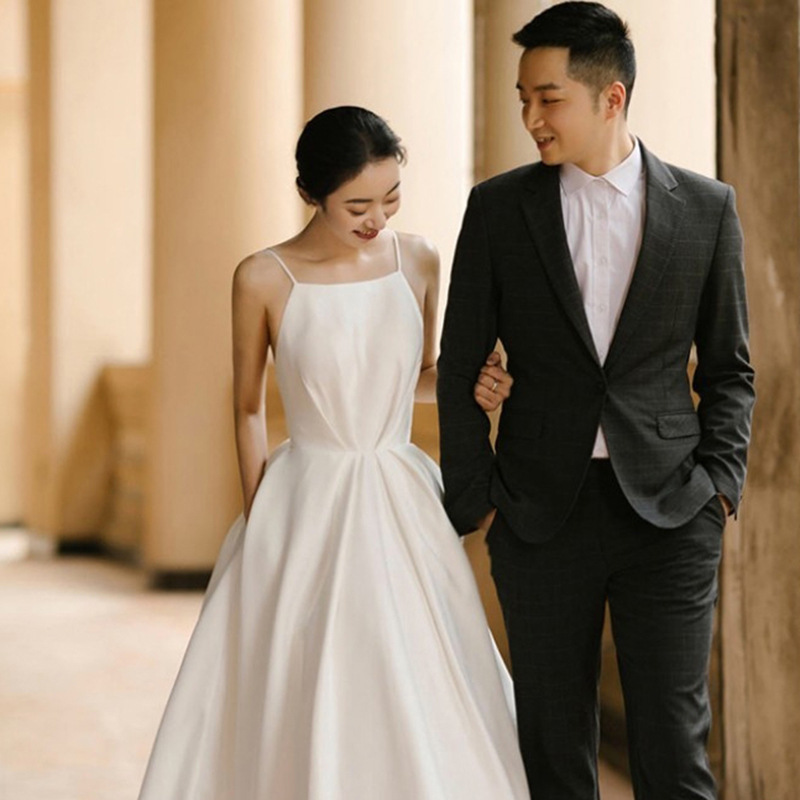 French satin simple light wedding dress travel shot door yarn strap license small white dress retro photo photo small dress French satin simple light wedding dress travel shot door yarn strap license small white dress retro photo photo small dress
