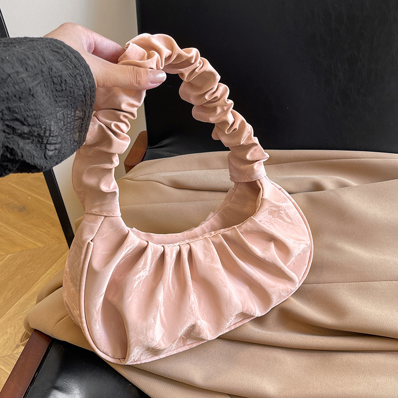 Bolsos de hombro europeos y americanos de moda de moda 2024 nuevos bolsos de axilas con pliegues para mujer bolsos de nube portátiles casuales para mujer