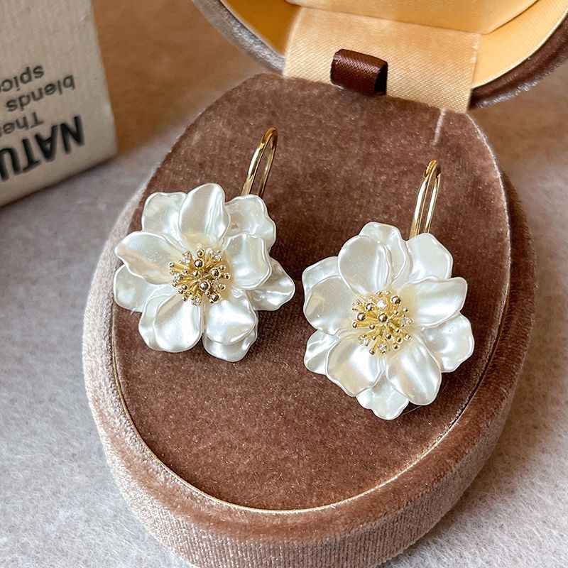 2025 nuevo aretes de flores de diseño femenino nicho ligero de lujo pendientes de auriculares ventas calientes explosión