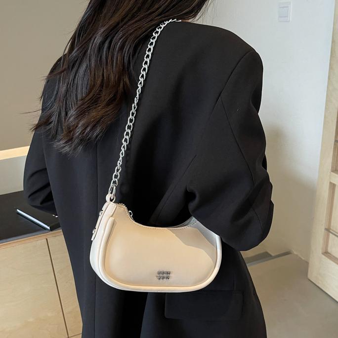 Bolsos pequeños de estilo occidental populares de verano para mujer 2025 nuevo bolso de mensajero súper fuego salvaje bolso de axila de un solo hombro de sentido avanzado