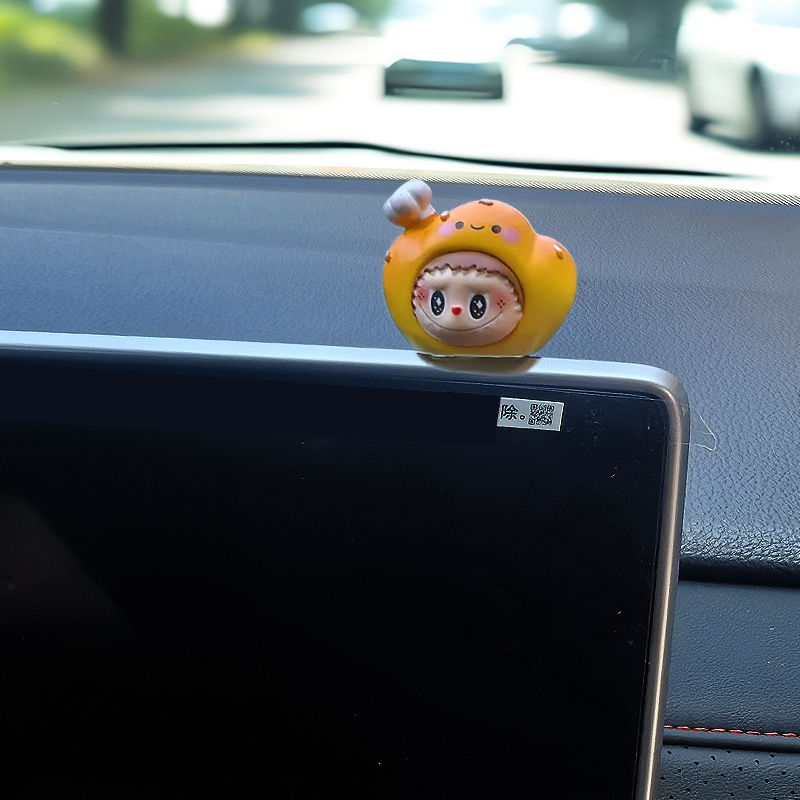Pequeños adornos de coche dibujos animados muñeca linda creativa consola central de coche espejo retrovisor pantalla accesorios de coche
