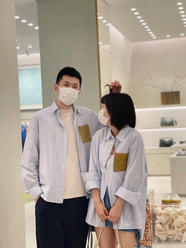 羅家の早春のカップルの青いストライプのシャツは革のポケットのゆったりしているファッションのブランドの男女の同じタイプのカーディガンのコートをつなぎ合わせます。|undefined