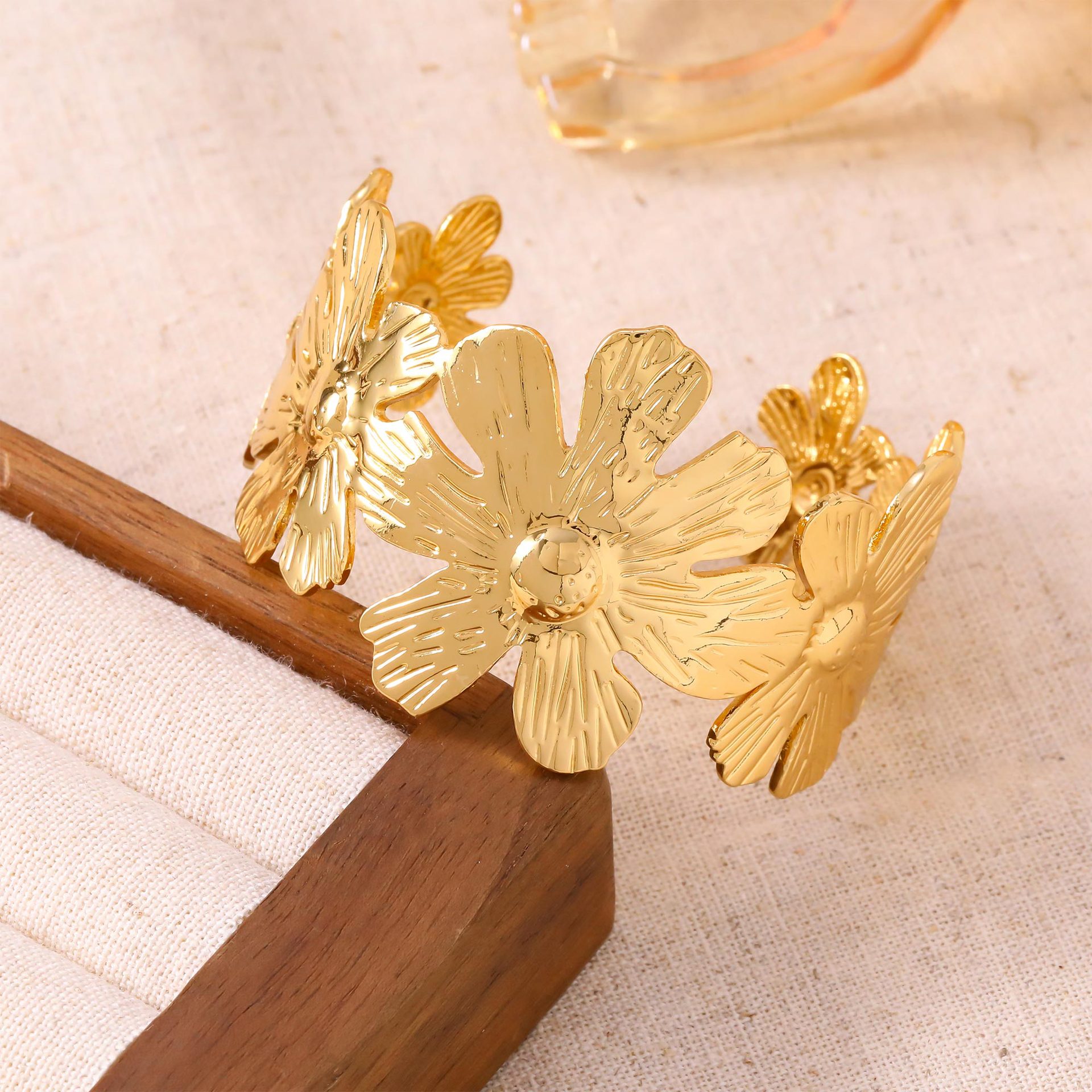 Golden bracelet, flowered