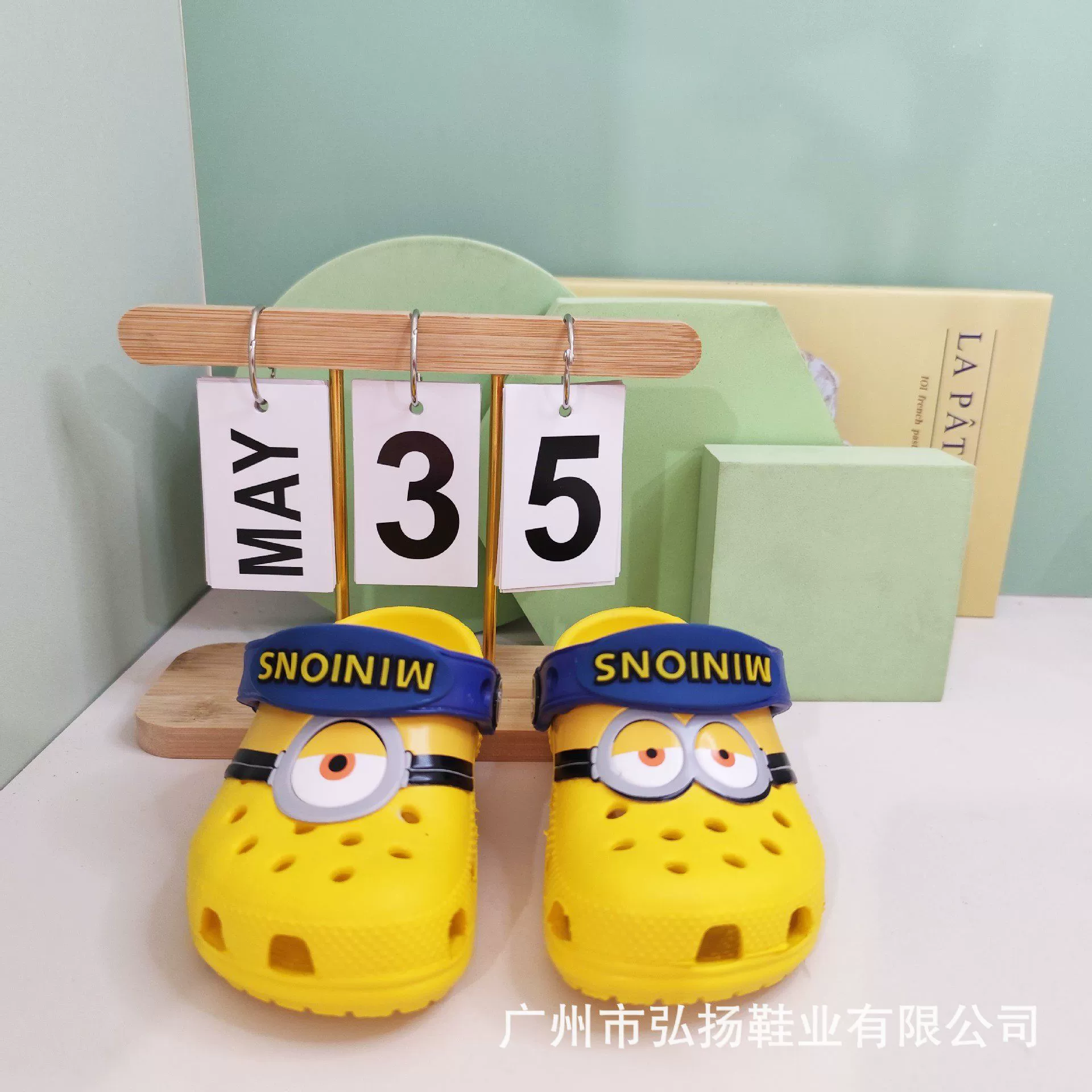 Новая обувь Croc совместного бренда Minion, сандалии для мальчиков и девочек, новые летние пляжные туфли с противоскользящей мягкой подошвой