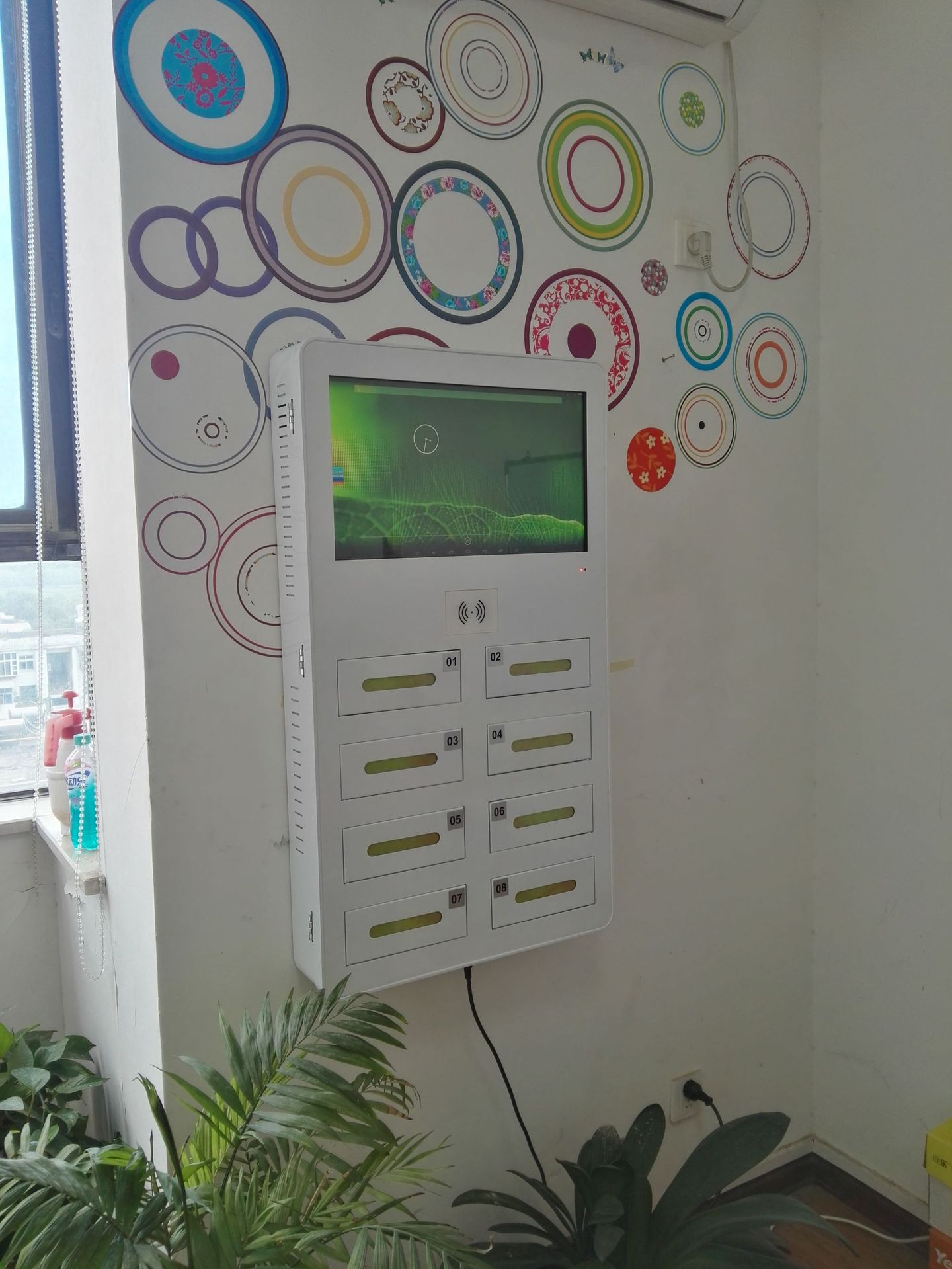 出口火车站办公室工厂学校商场壁挂8门手机游戏机平板充电广告机