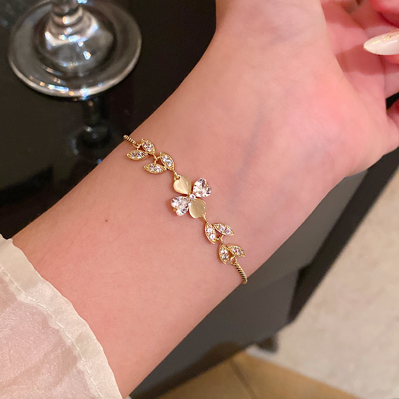 韓国の新しい真珠のブレスレットの小衆は高級感の精巧なジルコンの愛の手の串の気質の蝶結びのブレスレットを合わせます。