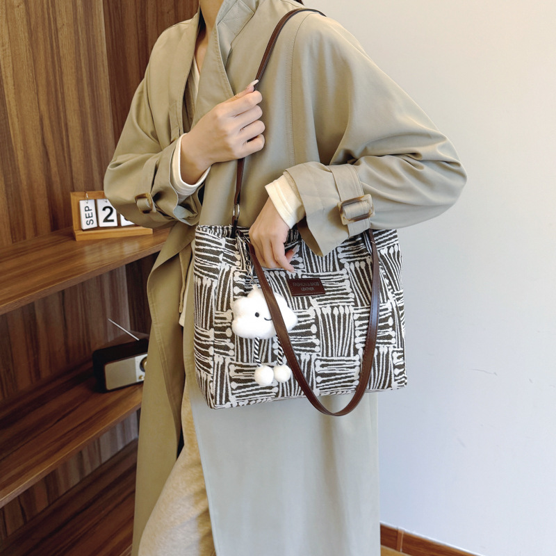 Bolsa multipropósito coreana de hombro de mujer, nicho de diseño de textura portátil, bolso de hombro de mujer, pequeño bolso fresco.