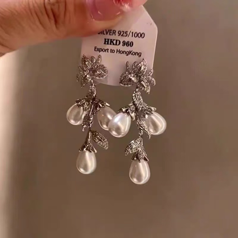 Pendientes largos con perla flor y hoja dorada estilo francés_voghion.com