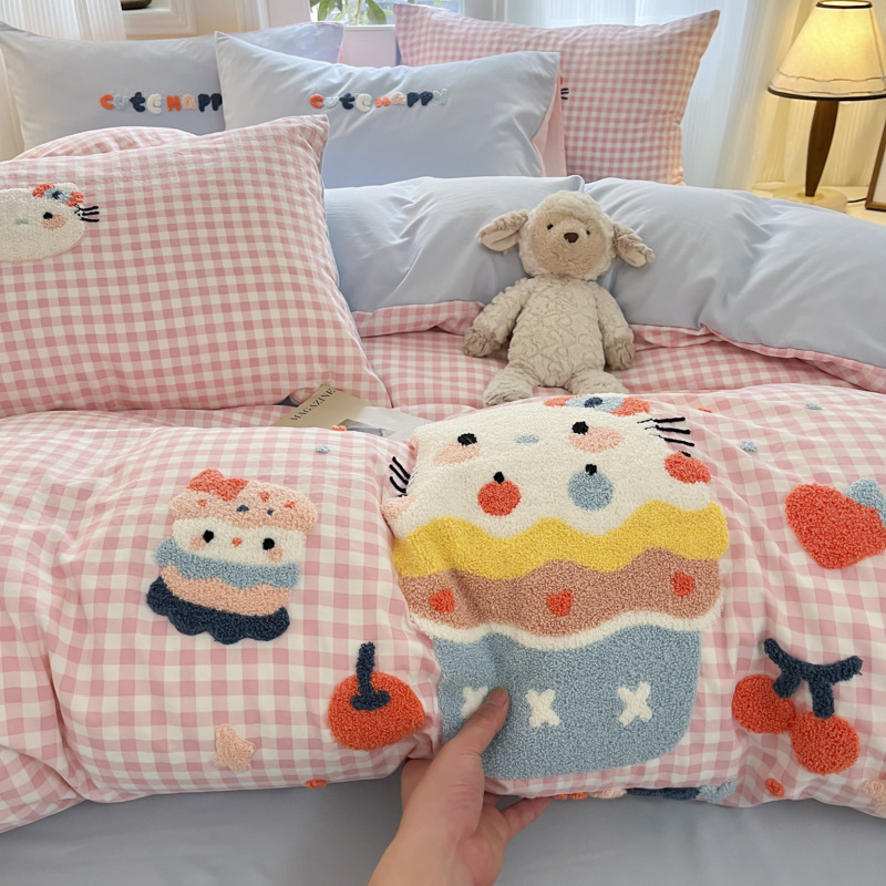 Nuevas toallas de dibujos animados de algodón nublado bordado cuatro conjuntos de ropa de cama dormitorio de estudiantes tres conjuntos de ropa de cama Nantong