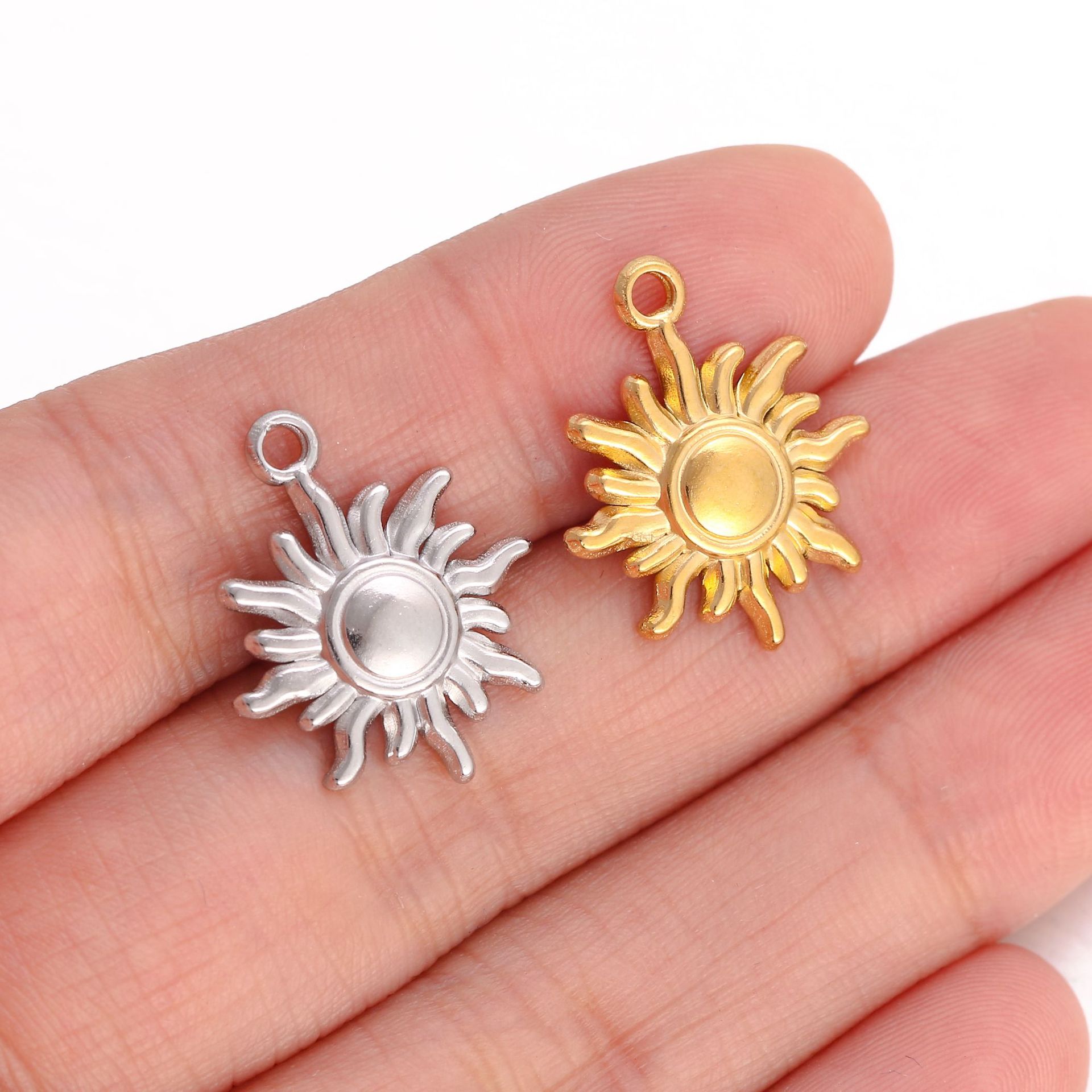 1 Piece Quantity 1 Piece 17 * 20mm 304 Stainless Steel 18K Gold Plated Sun Pendant