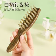 牛の角の櫛のクランクの歯を挿して頭皮の家庭のブラシをマッサージします。