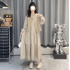 气质温柔奶茶色连衣裙马甲套装女春秋新款显瘦减龄时尚裙子两件套