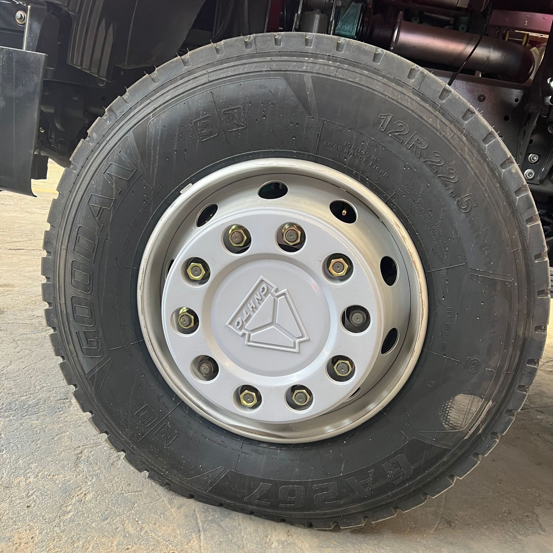 Supply of refurbished Sinotruk HOWO rear eight-wheel dump heavy-duty trucks and rear-tipping soil transport vehicles for Africa and Central Asia