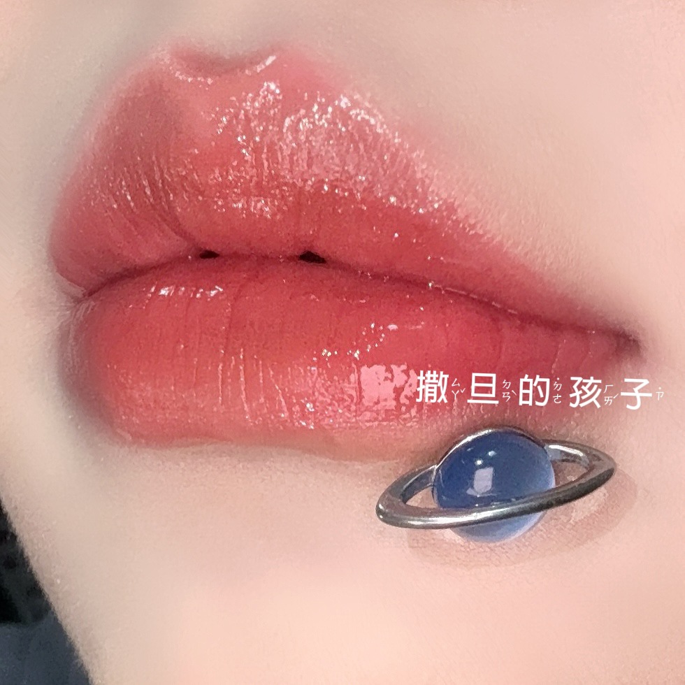 Pointed labret stud close-up product detail