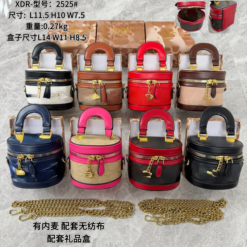 2026 crossbody mini handbag, lightweight luxury bag, miniature Chanel-style bag with metal chain 2026 crossbody mini handbag, lightweight luxury bag, miniature Chanel-style bag with metal chain