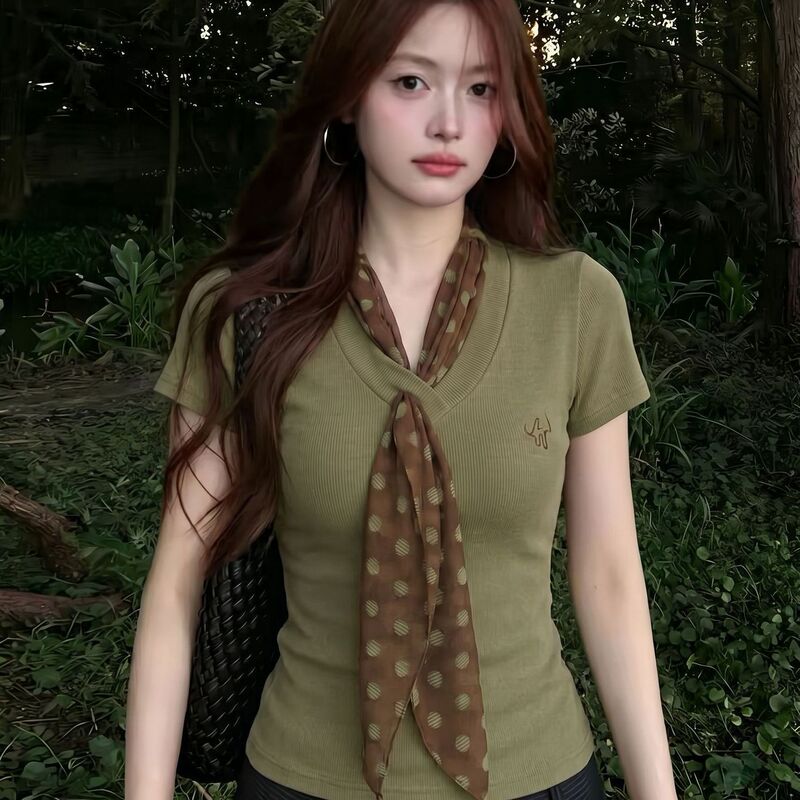 Korean-style V-neck tie short-sleeve T-shirt for women, summer 2026 new slim-fit polka dot tie short top with straight shoulders Korean-style V-neck tie short-sleeve T-shirt for women, summer 2026 new slim-fit polka dot tie short top with straight shoulders