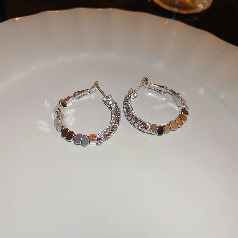Aguja de plata Pendientes de anillo de elemento transfronterizo europeo y americano Pendientes de nicho de viento frío Pendientes de temperamento de moda Pendientes de lujo ligero y de alta gama