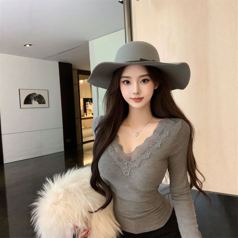 High-End V Neck Lace Inner Layering Shirt for Women, Long-Sleeved T-Shirt, Autumn and Winter Layered Thickeneded Warm Top with Chest Pad