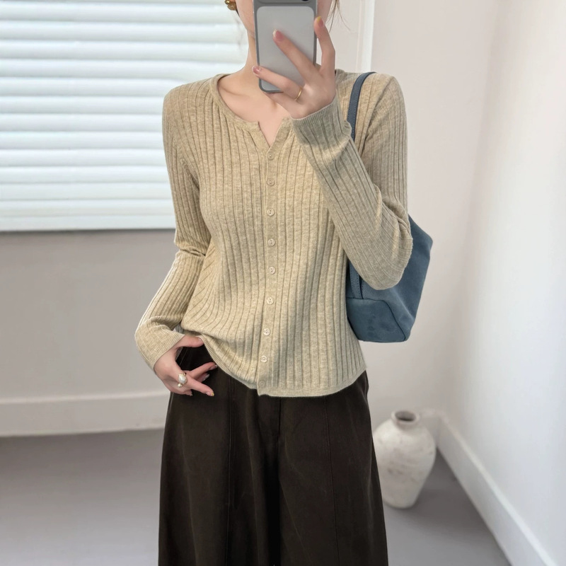 Korean-style V-neck gentle knit cardigan top for women, slim fit with ribbed texture, versatile for outerwear and slimming inner wear