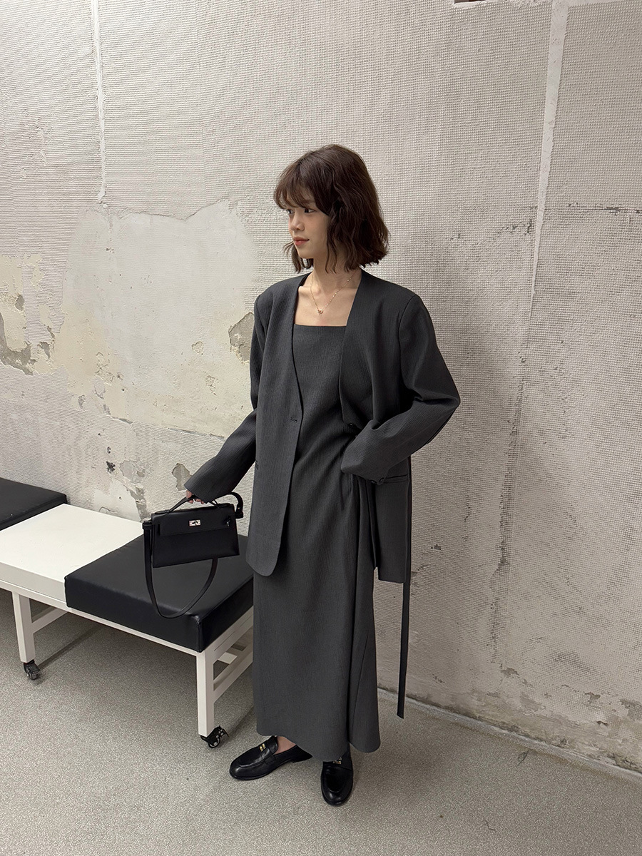 黎諾の早春の新型のスーツのコートのサスペンダーのスカートの2つのセットの女性の2025韓国版の灰色のファッションの気質のスーツ