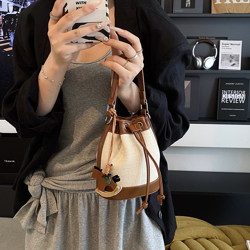 Bolso de cubo de moda transfronteriza 2025 nuevo bolso de hombro de nicho con cordón bolso diagonal bolso de alta gama mujer