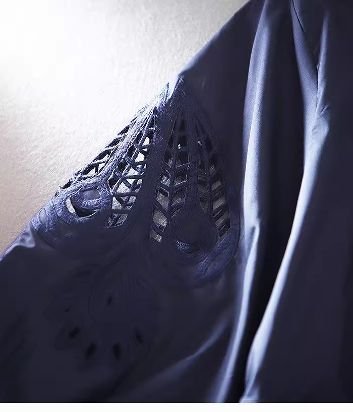 Áo sơ mi nữ cổ chữ V cotton tay lửng thiết kế khoét lỗ thanh lịch — Màu xanh lam nhạt chi tiết 4