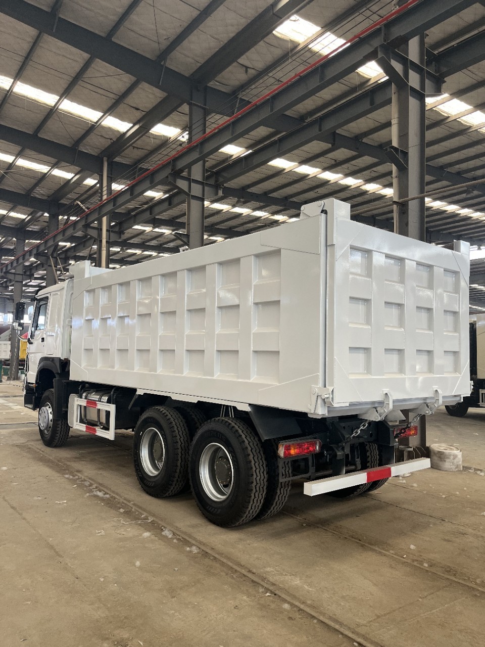 Export refurbished heavy-duty 6×4 HOWO cargo dump truck, 10-wheel rear-tipping 6x4, direct from the manufacturer