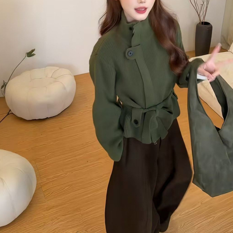 2026 Autumn/Winter Korean-style stand-up collar knit sweater for women, featuring a ribbed texture, loose fit, slimming effect, and a relaxed, high-end aesthetic
