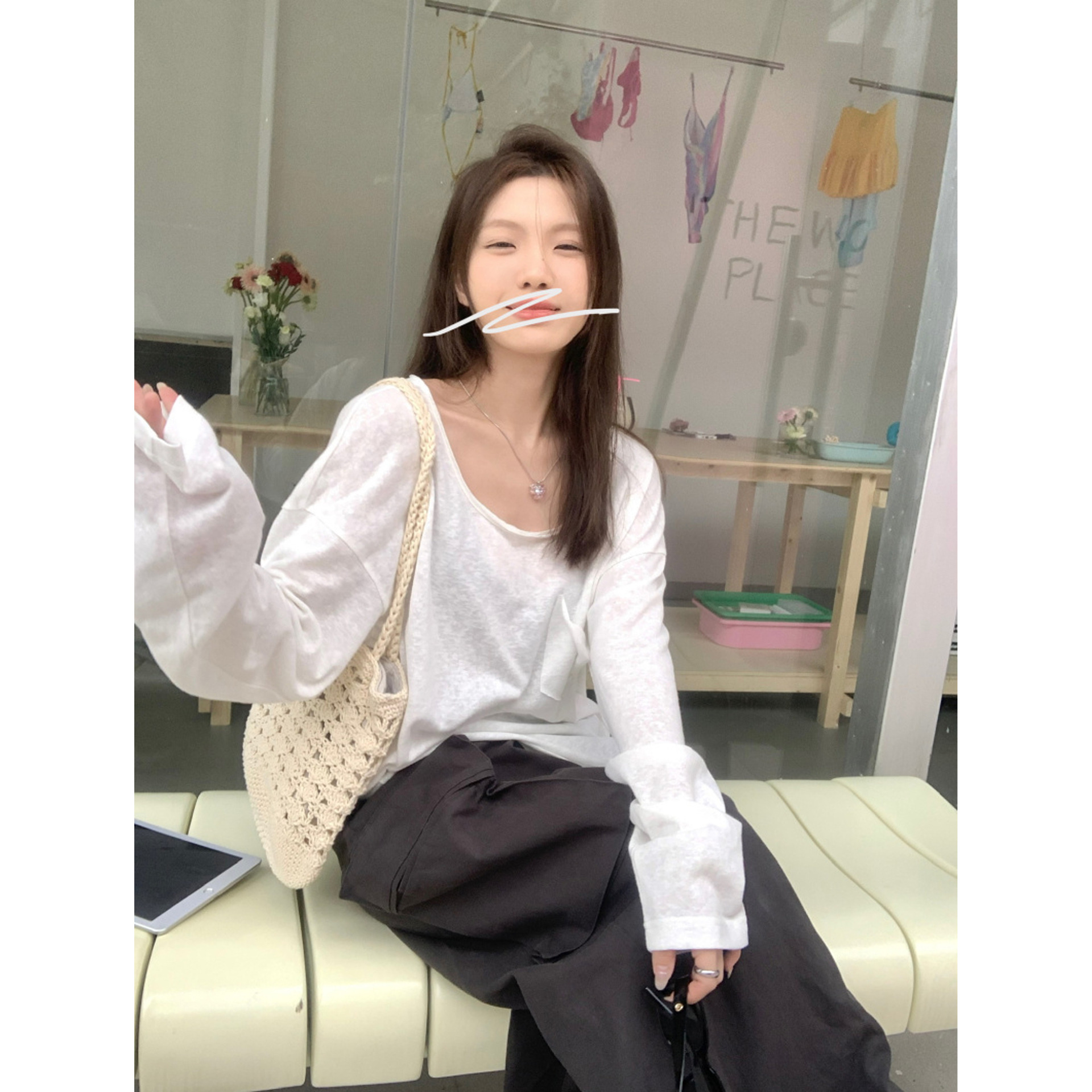 白い薄い長袖の日焼け止めブラウスtシャツの女性の夏の新型の怠惰な風がゆったりしていて、やせています。