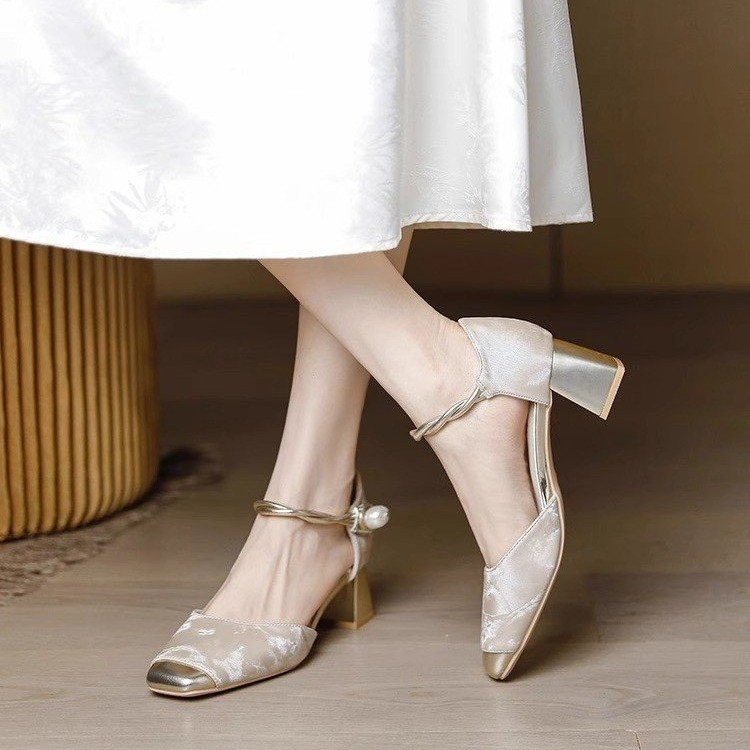 2026 primavera nuevo estilo retro cabeza cuadrada hueco tacones altos nuevos estilo chino cheongsam sandalias de cabeza de una sola mujer
