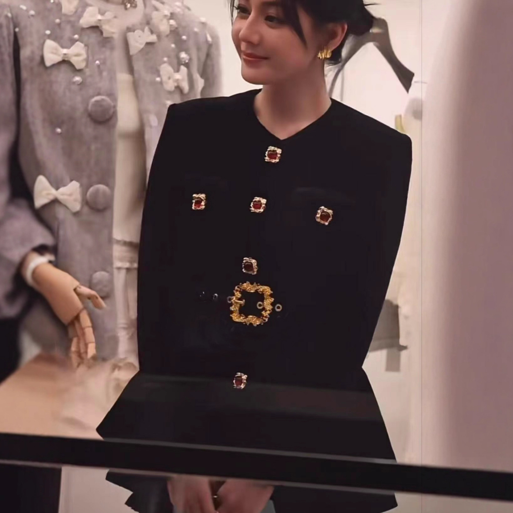 [Same Style as Dilraba Dilmurat and Xu Lu] 2026 Gemstone Button Old Money Style Waist-Cinching Velvet Suit