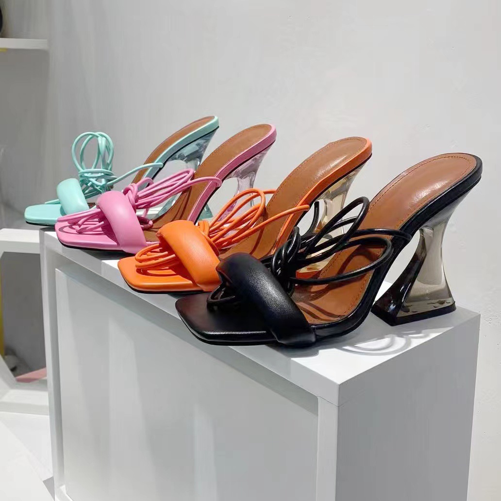 Tocuri înalte cu barete și tocuri groase. Purtați sandale cu toc înalt peste ele._voghion.com