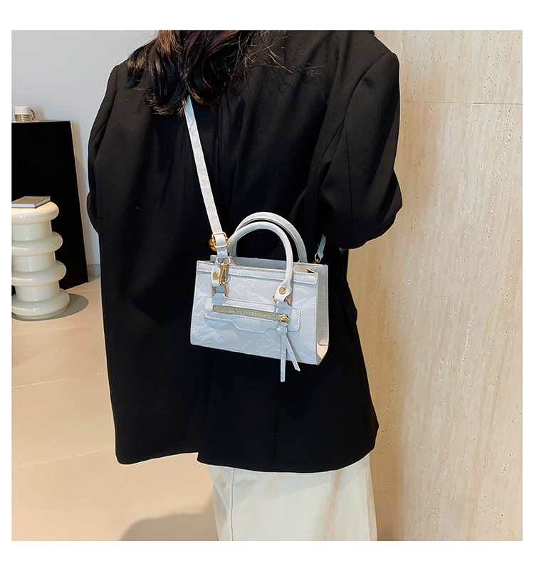 A retro, individualistic, casual single-shoulder crossbody bag for the autumn of 2024, featuring a fashionable, simple and elegant style, and a small square handbag for commuting undefined