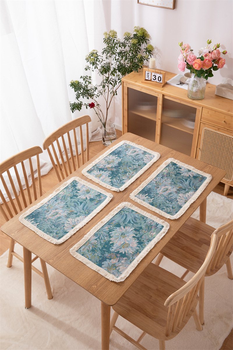 Chemin de table jacquard avec motif marguerites et pompons déco_voghion.com