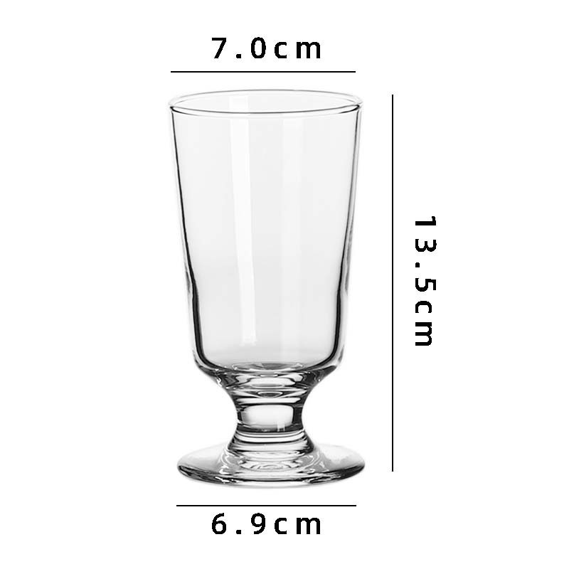 Tazas de cerveza artesanal en tazas de agua burbujeantes tazas de jugo de fría tazas de cócteles tazas de vidrio