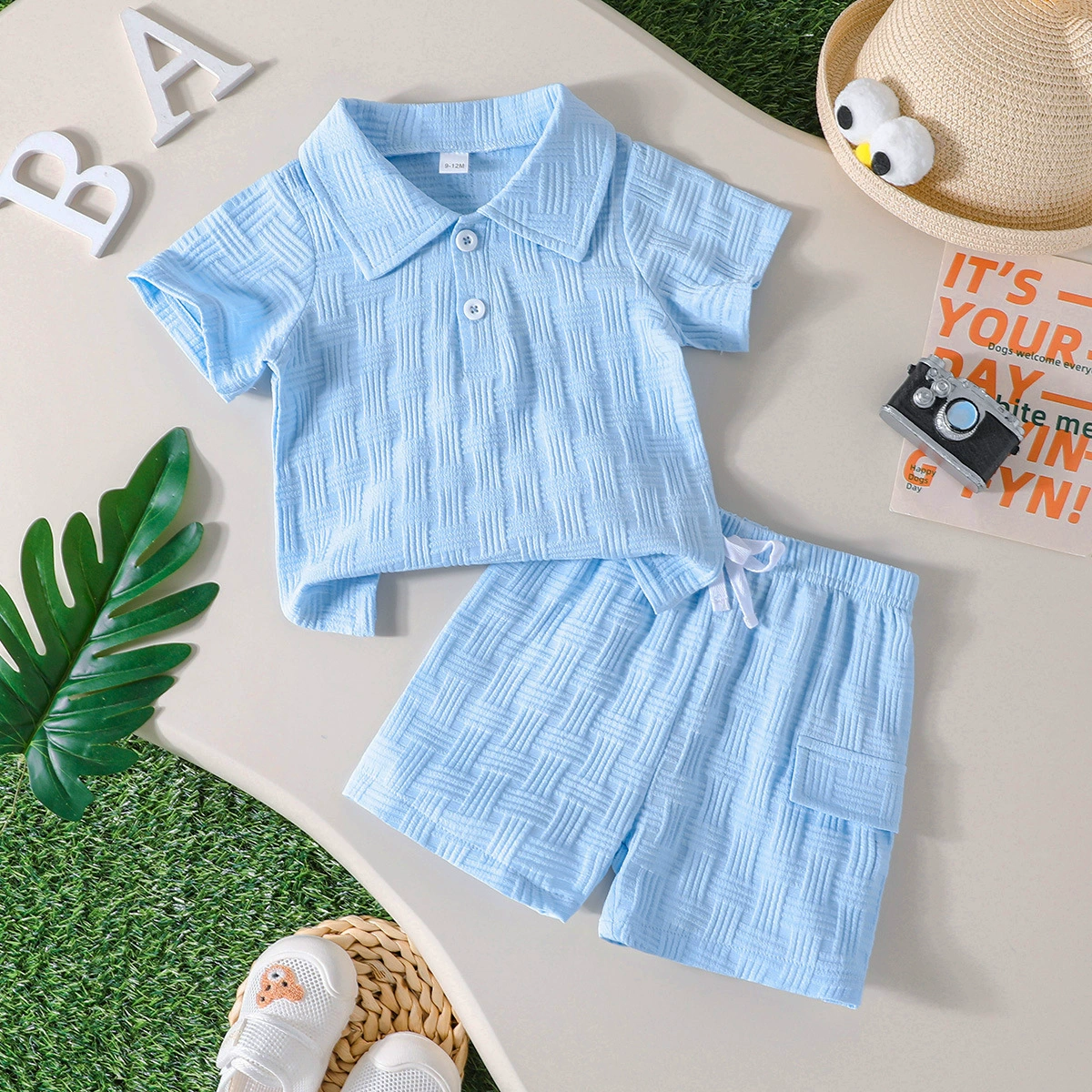 Летний костюм для мальчика 2025 года: модный и простой жаккардовый топ с короткими рукавами и лацканами + шорты для повседневной носки и вечеринок