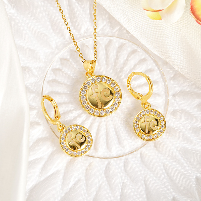 Nuevo estilo antiguo arena y oro estilo europeo y americano con incrustaciones de diamantes, collar de letras redondas, conjunto de pendientes, lujo ligero, joyería de alta gama de nicho