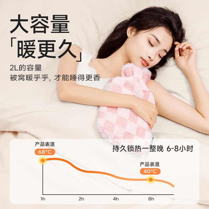 厚い湯たんぽの注水の小さいサイズの女子学生はお腹に水を入れて湯たんぽをつけて腰につけてぬいぐるみを持っています。|undefined