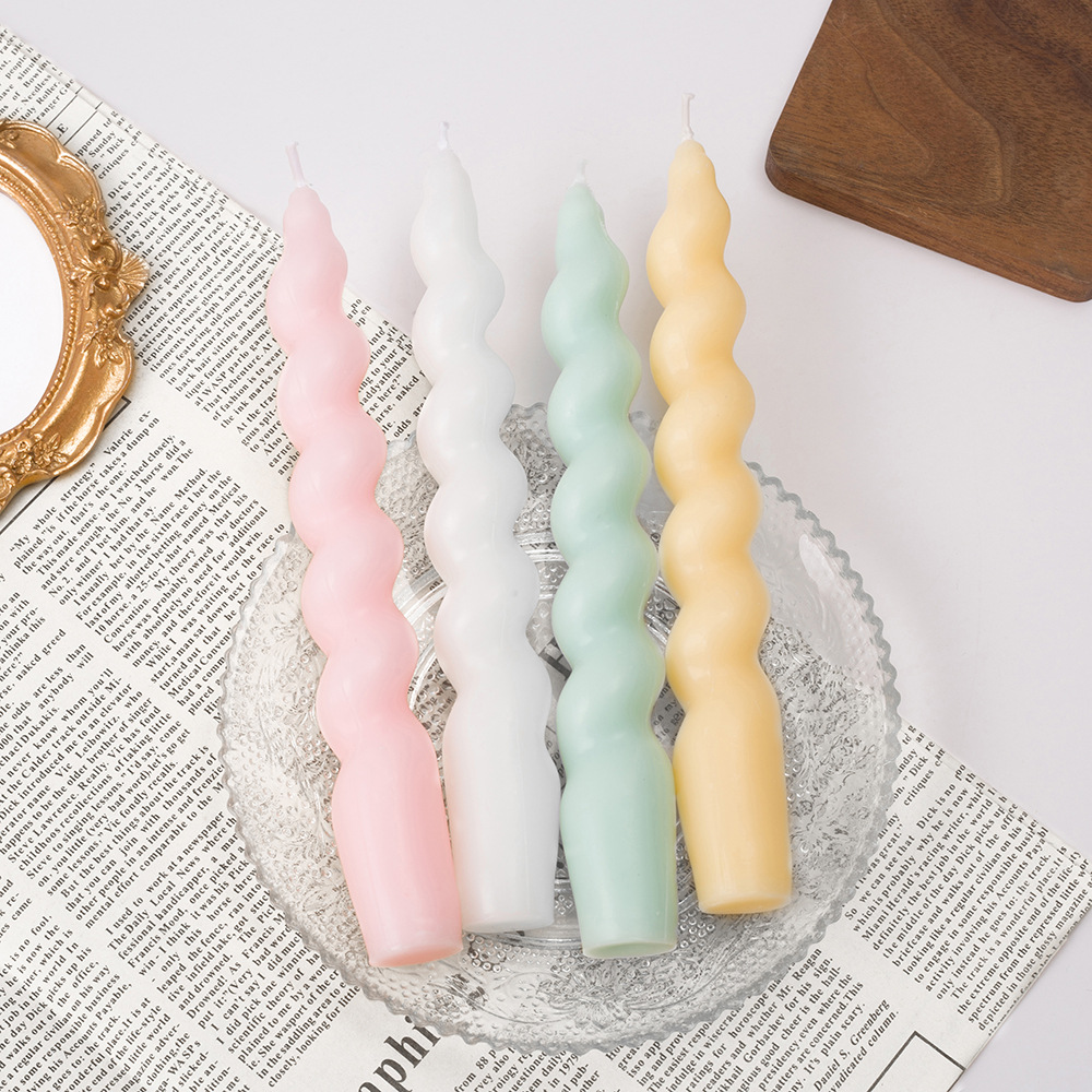 Färgglada vridna ljus för romantiska middagar_voghion.com