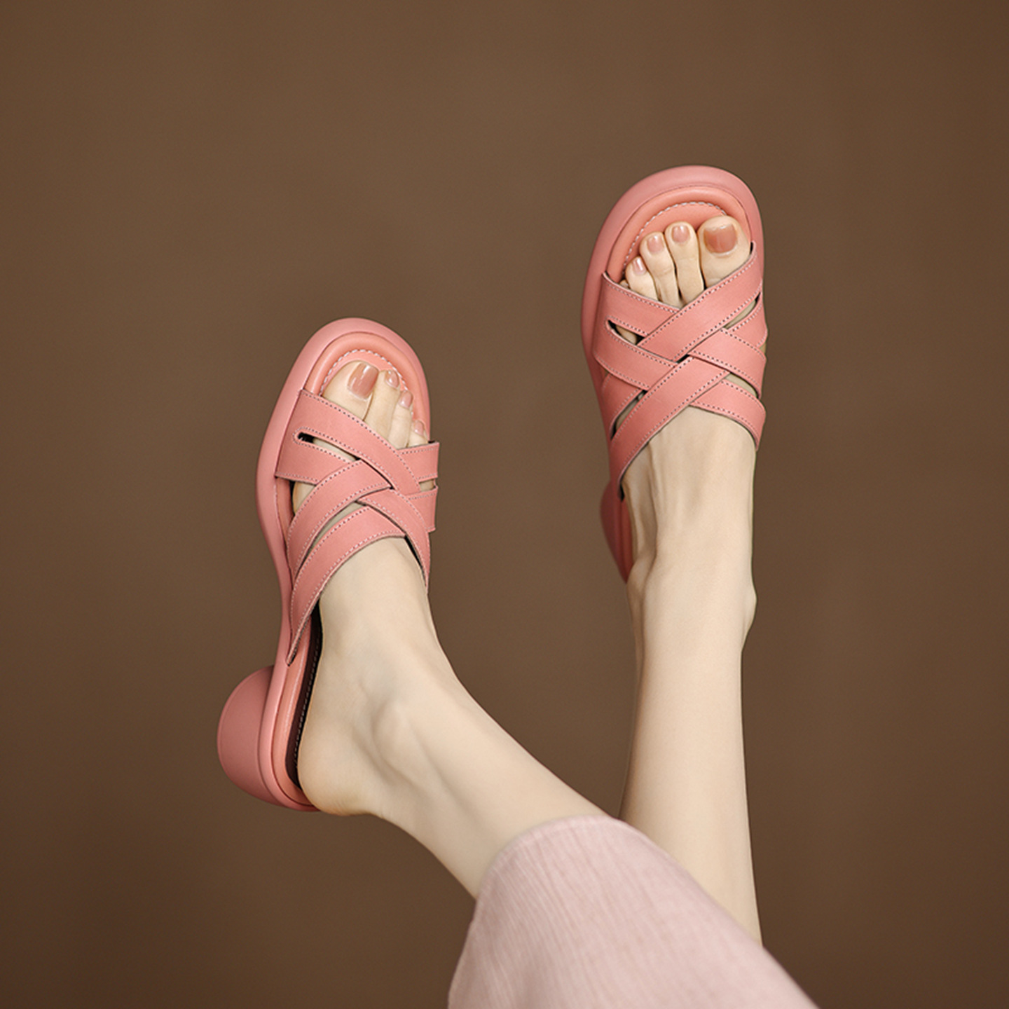 Sandal cao gót nữ mũi tròn hở ngón, da bò gót vuông 9 cm — đen