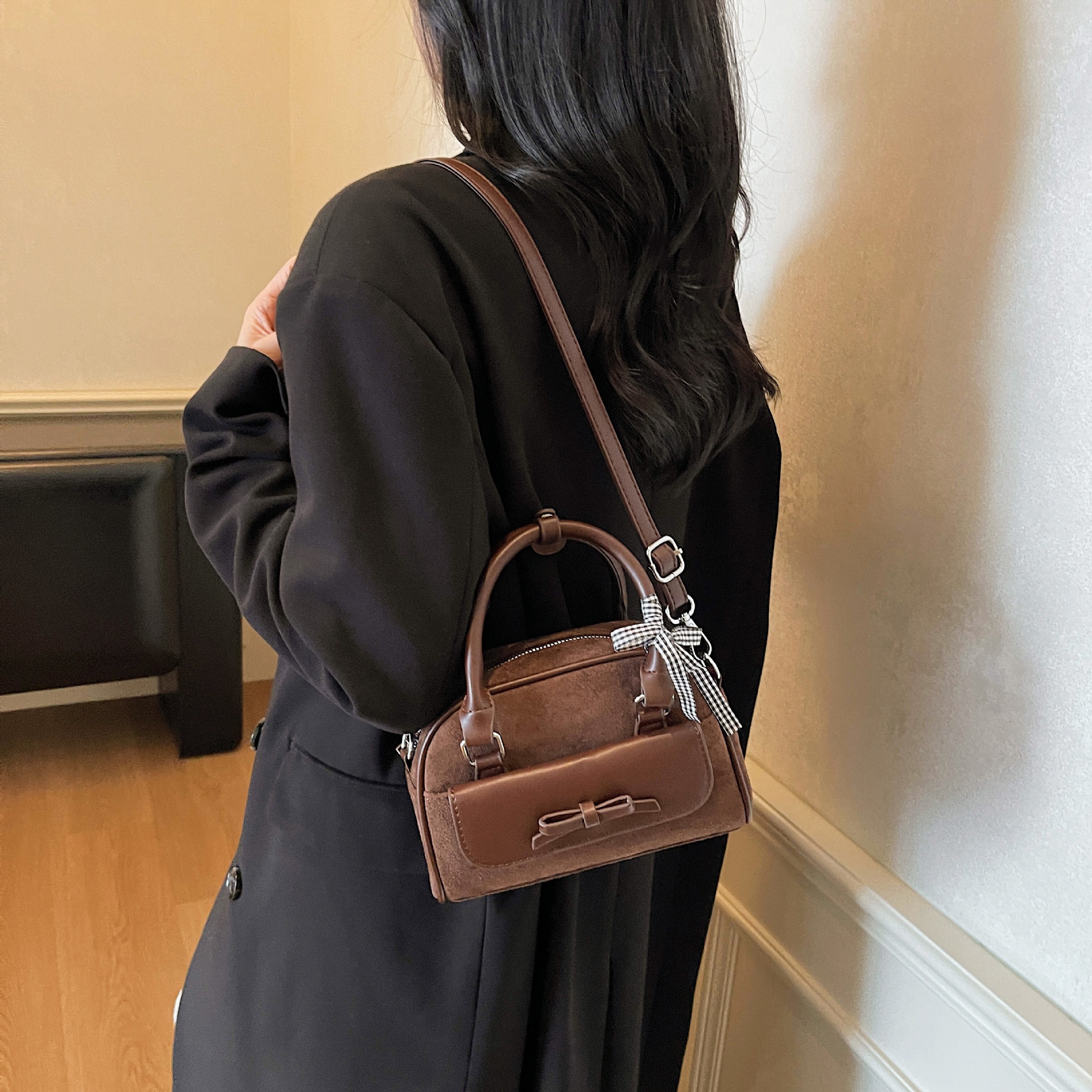 Casual retro bolso de terciopelo de seda para mujeres otoño y invierno 2025 nuevo estilo versátil bolso de bolos de bolos de mano de moda