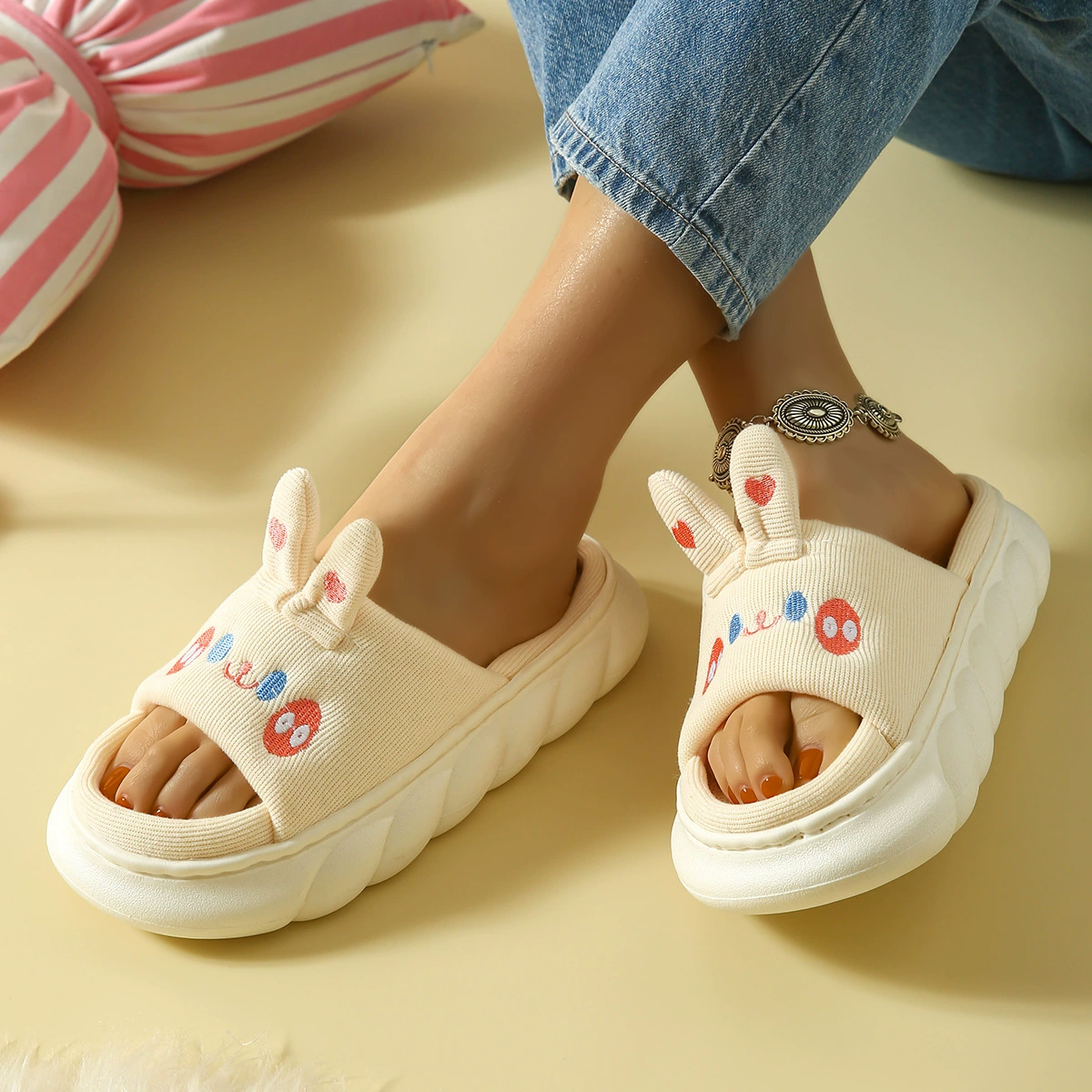 Прямые поставки от производителя: тапочки из хлопка и льна на толстой подошве для мужчин и женщин, подходят для весны, лета, осени и зимы, нескользящие, без запаха, эксклюзивные сандалии для трансграничной торговли.