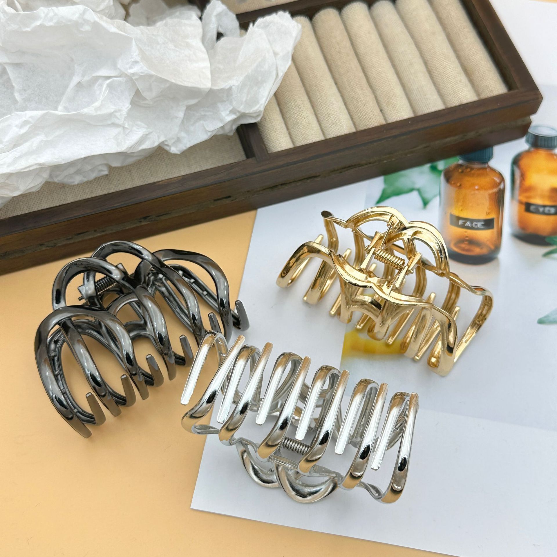 Zinc alloy Material Vacation Classic Style Women's Solid Color Zinc Alloy Hair Claws